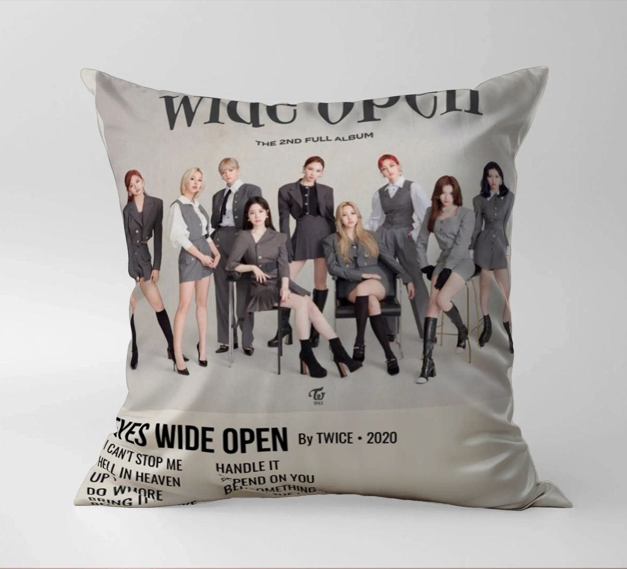 EYES WIDE OPEN BY TWICE - 2020 cuscino da SoundStudio