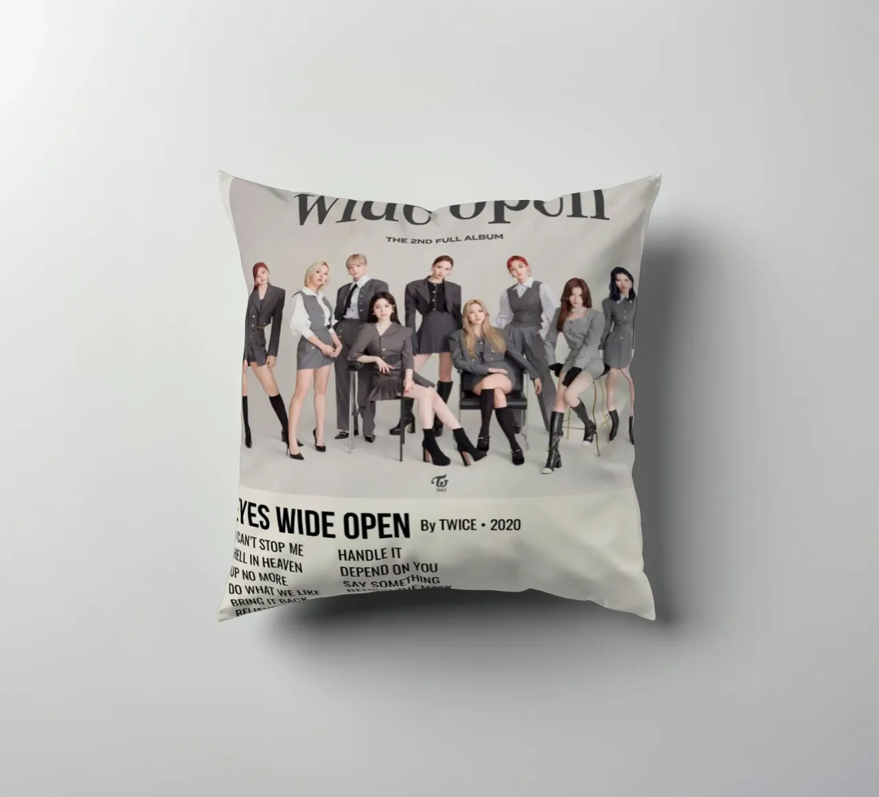 EYES WIDE OPEN BY TWICE - 2020 Kissen von SoundStudio
