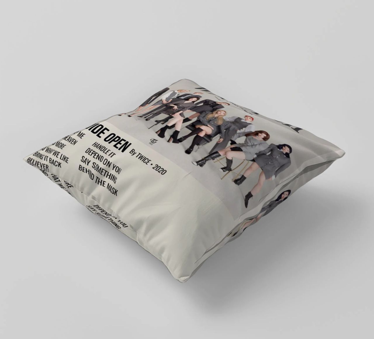 EYES WIDE OPEN BY TWICE - 2020 cuscino da SoundStudio