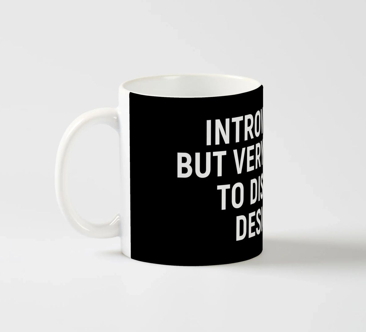 Introverted but very willing to discuss design tazza in ceramica da happieeagle