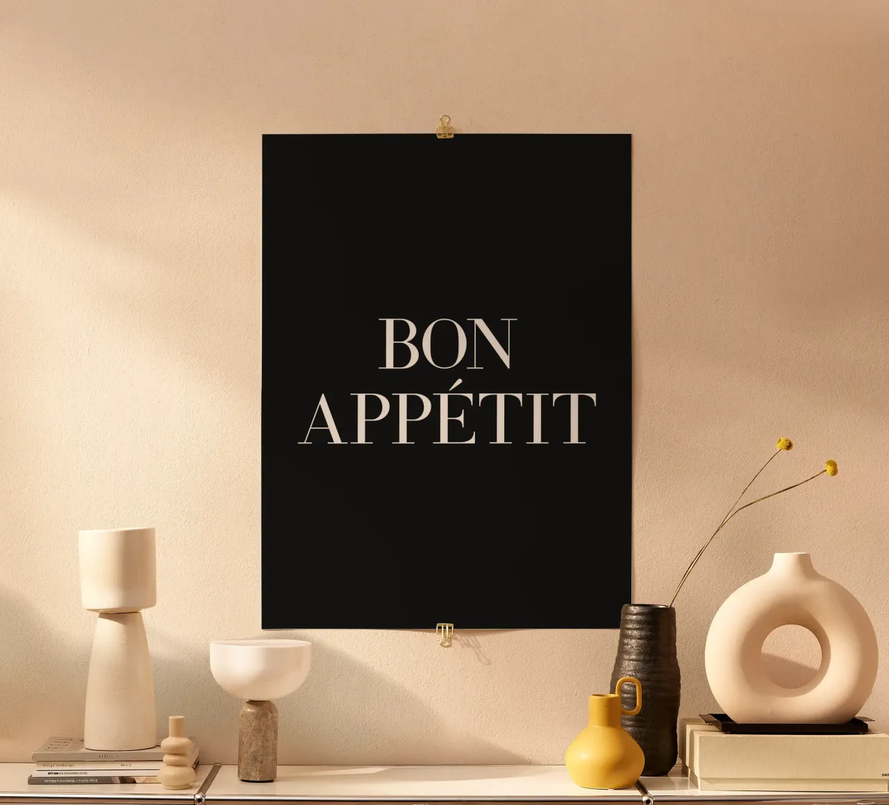 Citazione di Bon appetit poster con telaio in legno da Paigaam Studio