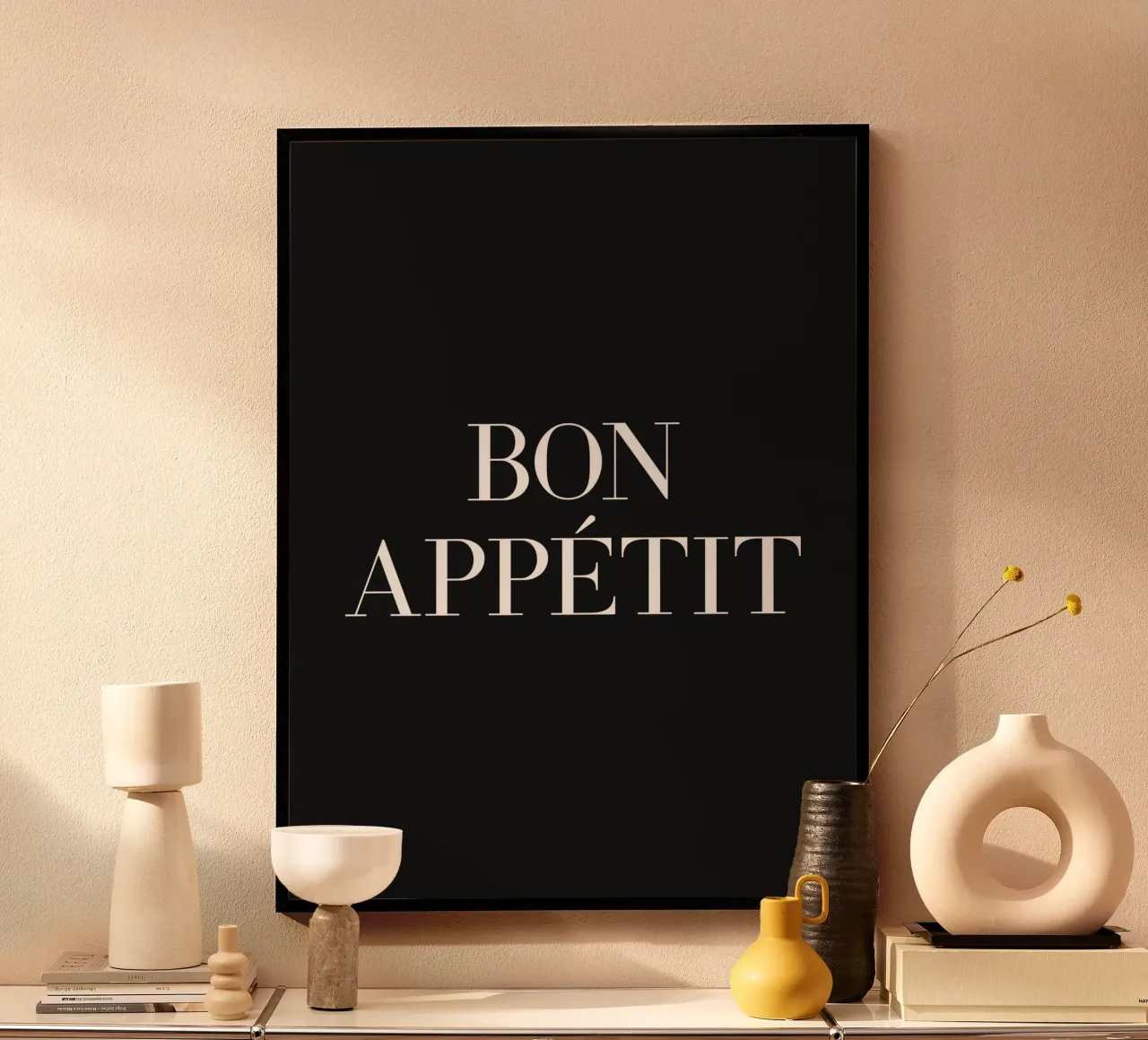 Citazione di Bon appetit poster con telaio in legno da Paigaam Studio