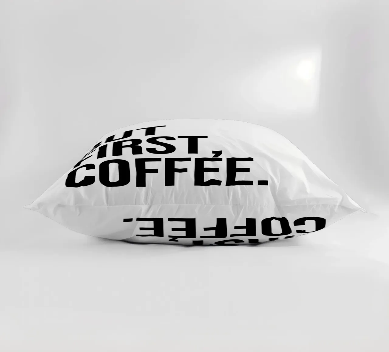 Ma prima il caffè (tono bianco e nero) cuscino da Paigaam Studio