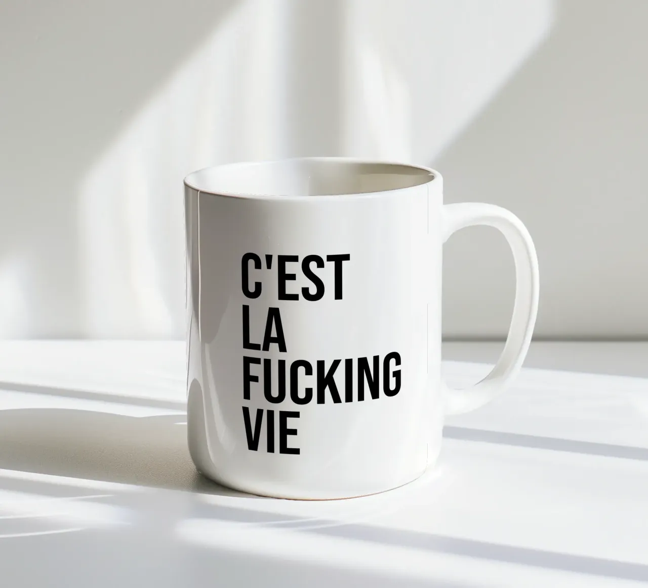 C'est la vie, cazzo! tazza in ceramica da Paigaam Studio