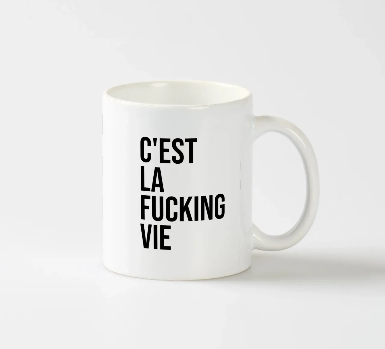C'est la vie, cazzo! tazza in ceramica da Paigaam Studio