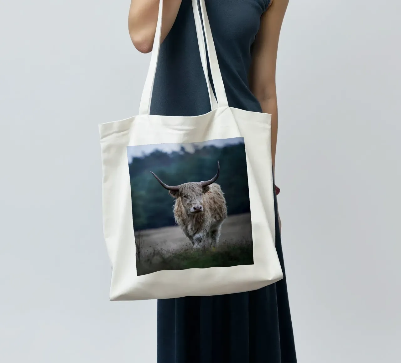 Mucca delle Highlands a passeggio borsa in juta da Tom's Wildlife