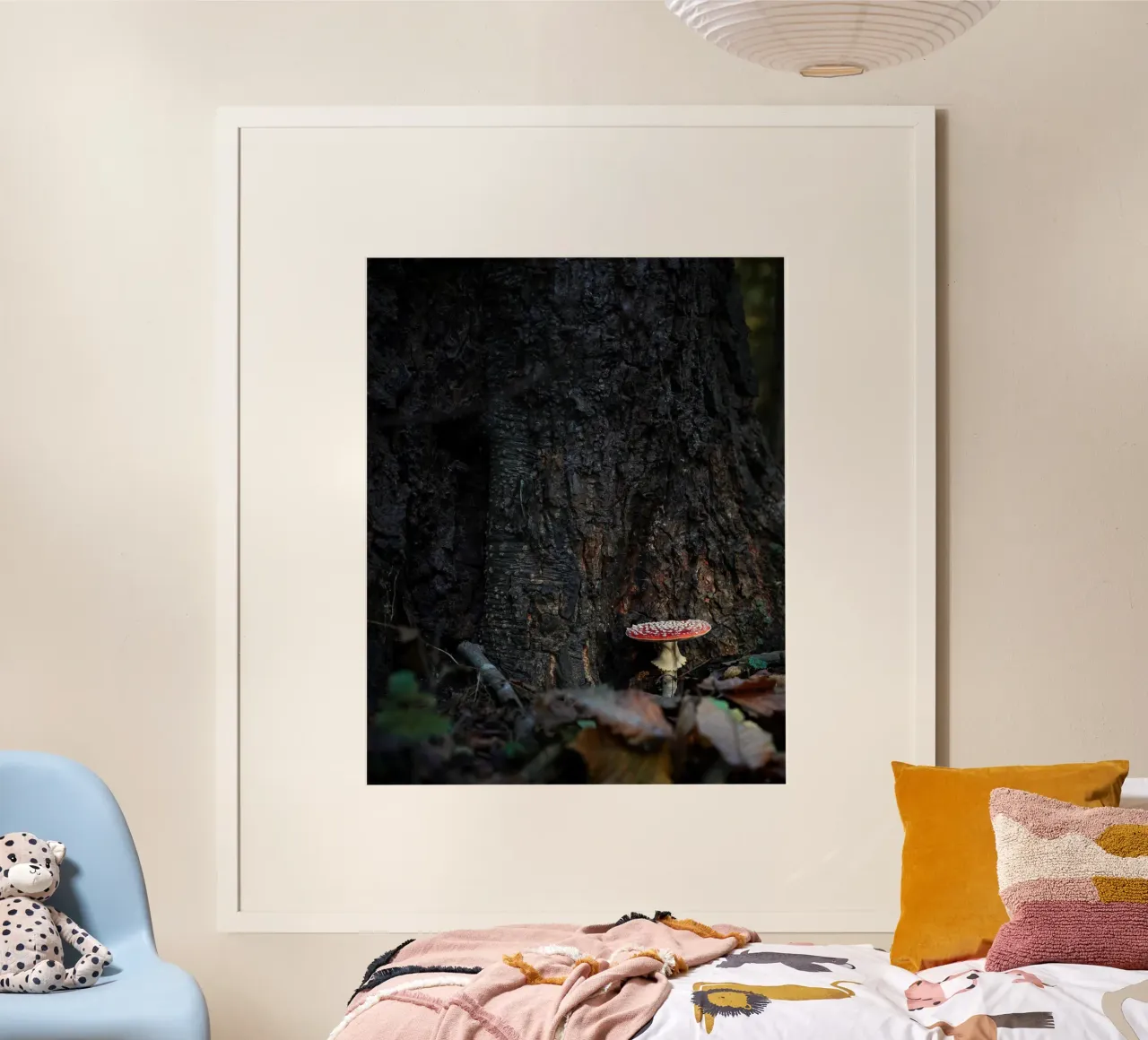 Funghi dell'agarico della mosca poster con telaio in legno da Tom's Wildlife