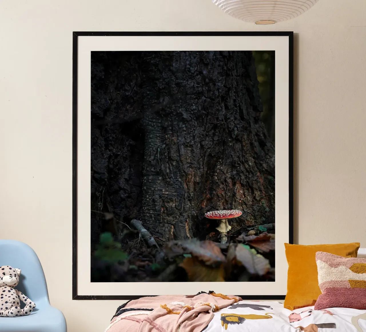 Funghi dell'agarico della mosca poster con telaio in legno da Tom's Wildlife