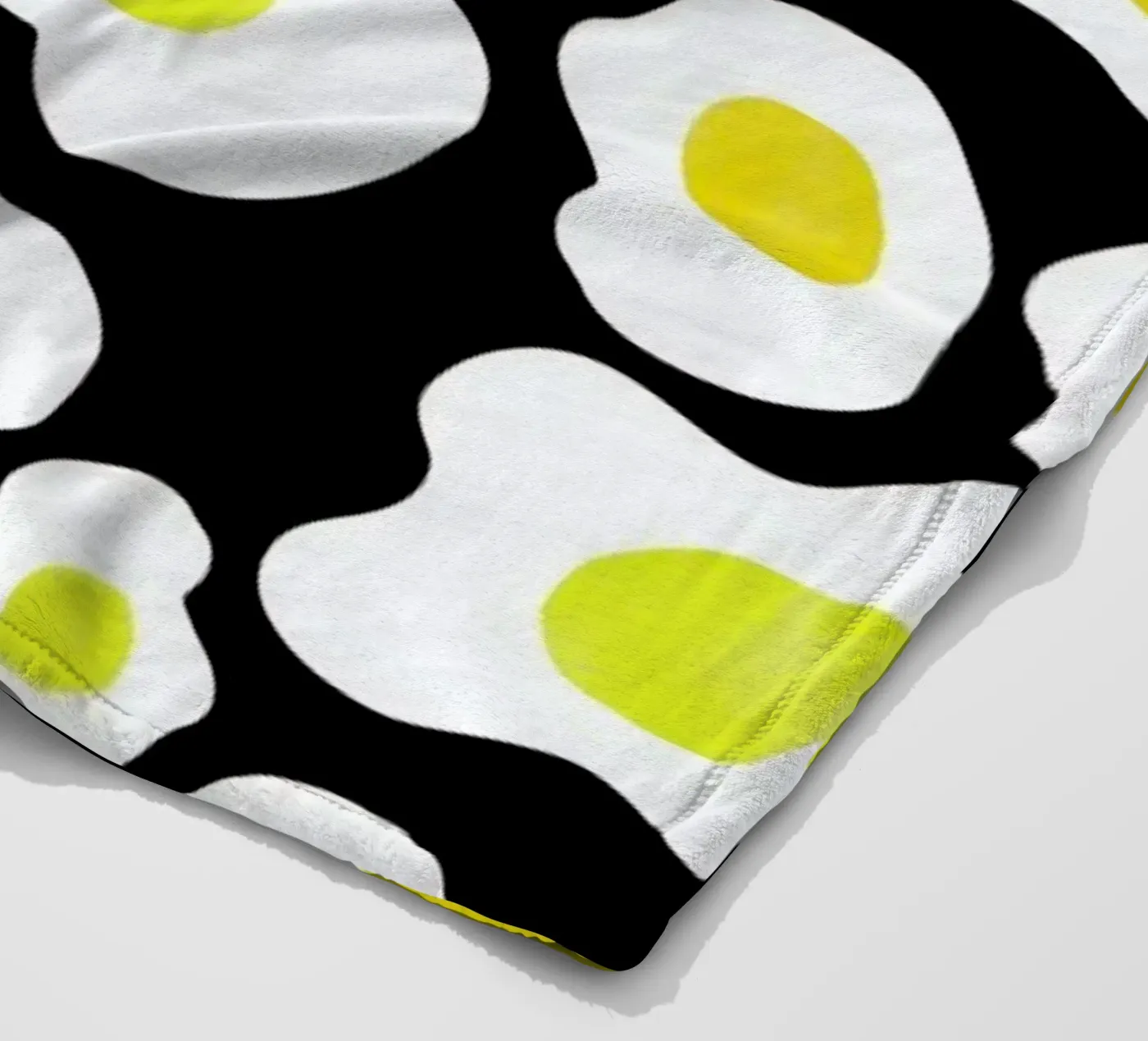 Fried Eggs Fleecedecke von Vasare Nar