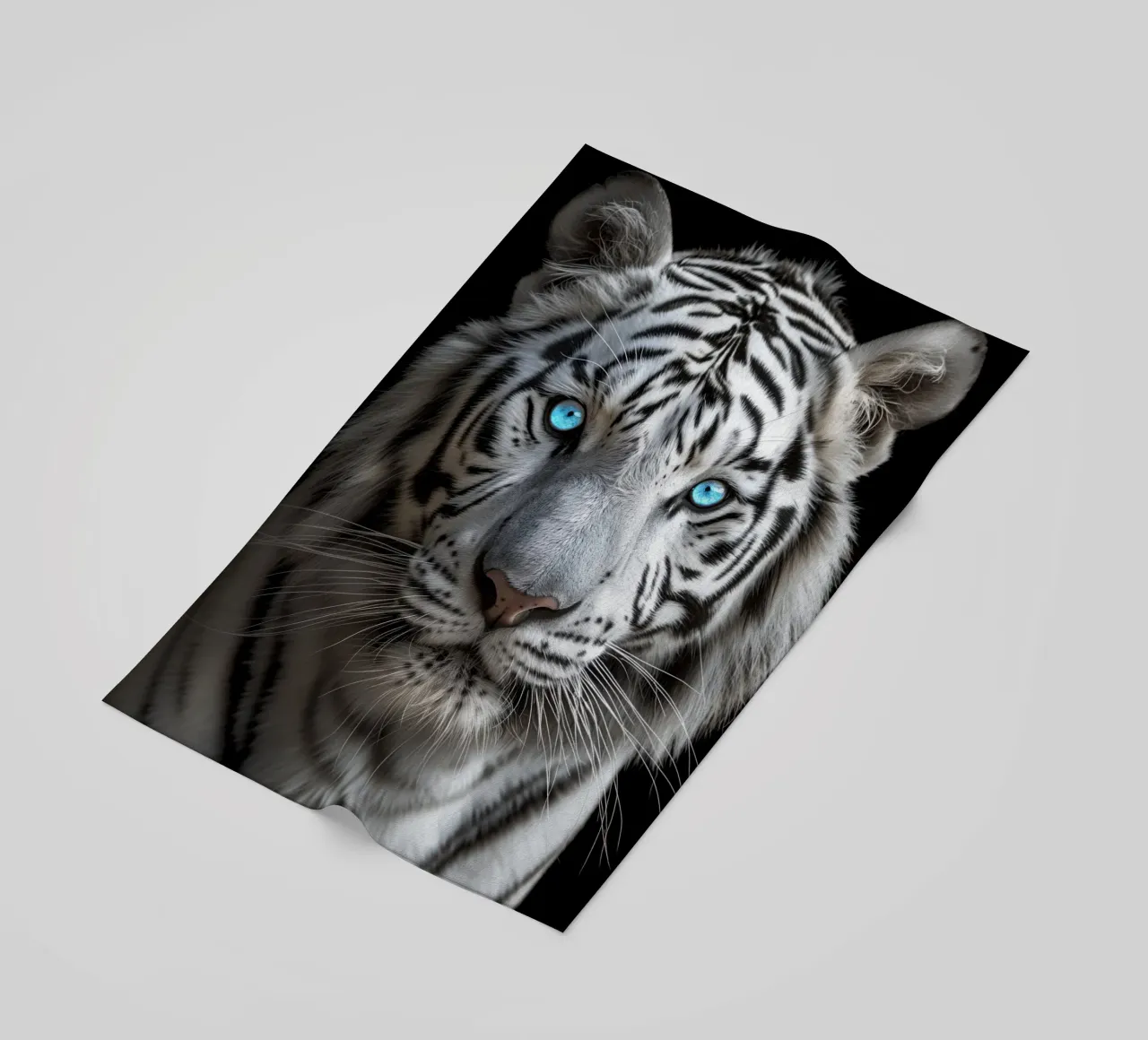 Ritratto di tigre bianca con occhi blu telo mare da Autofocus
