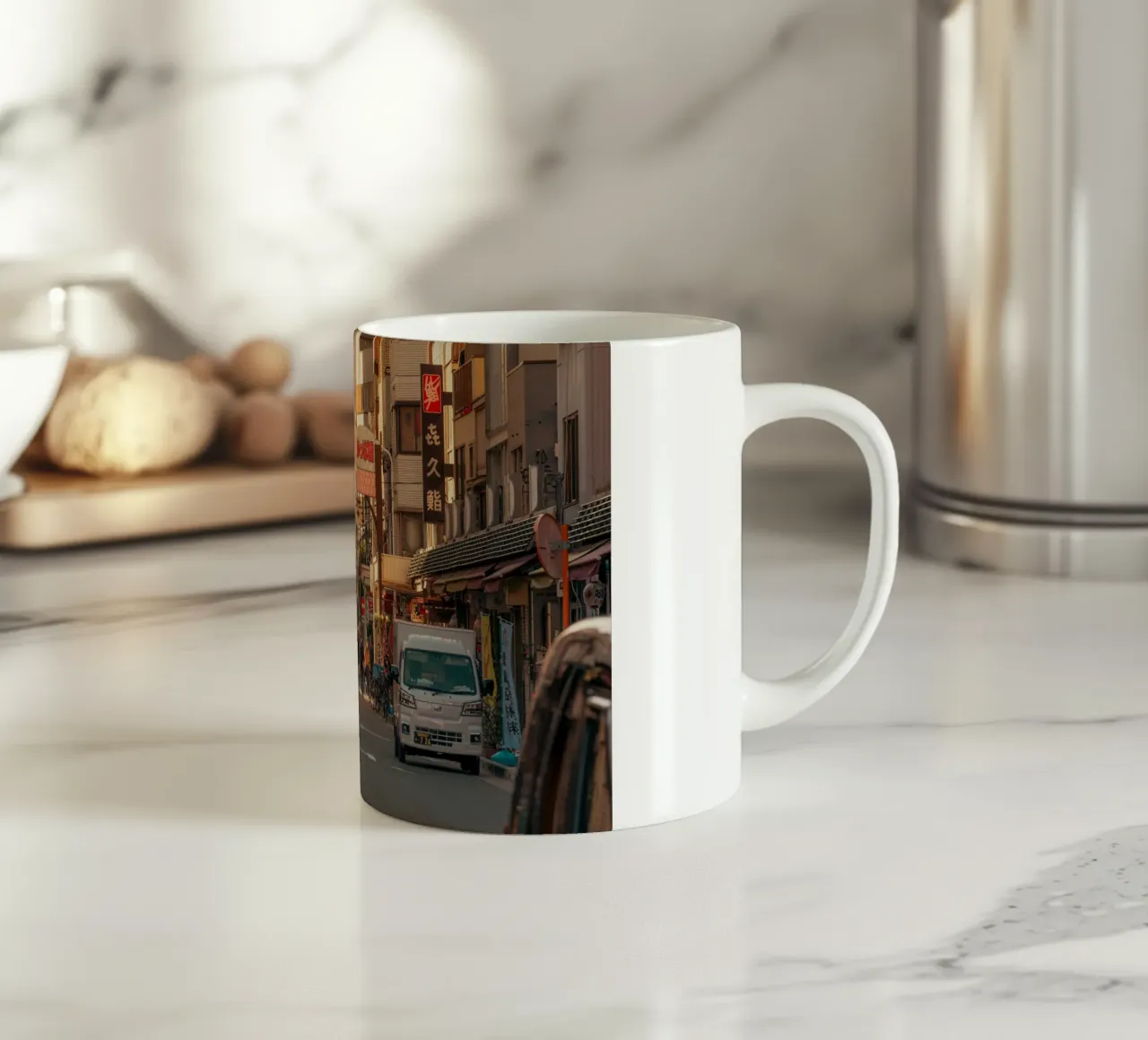 Coucher de soleil dans la rue Asakusa à Tokyo, Japon mug en céramique de Marcel Bisig