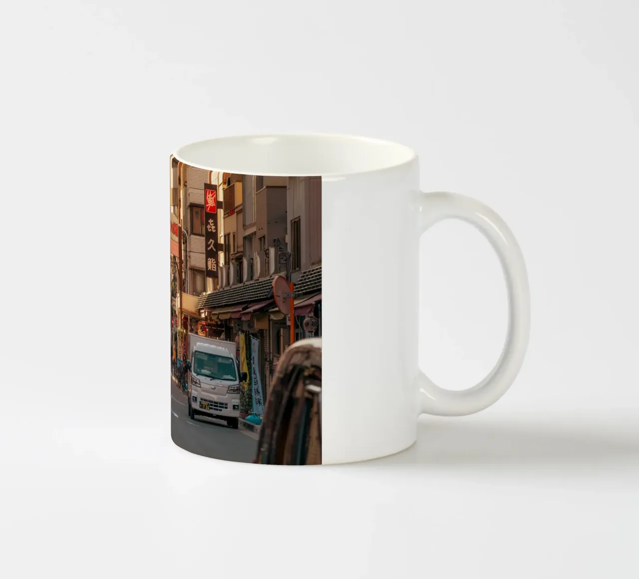 Coucher de soleil dans la rue Asakusa à Tokyo, Japon mug en céramique de Marcel Bisig