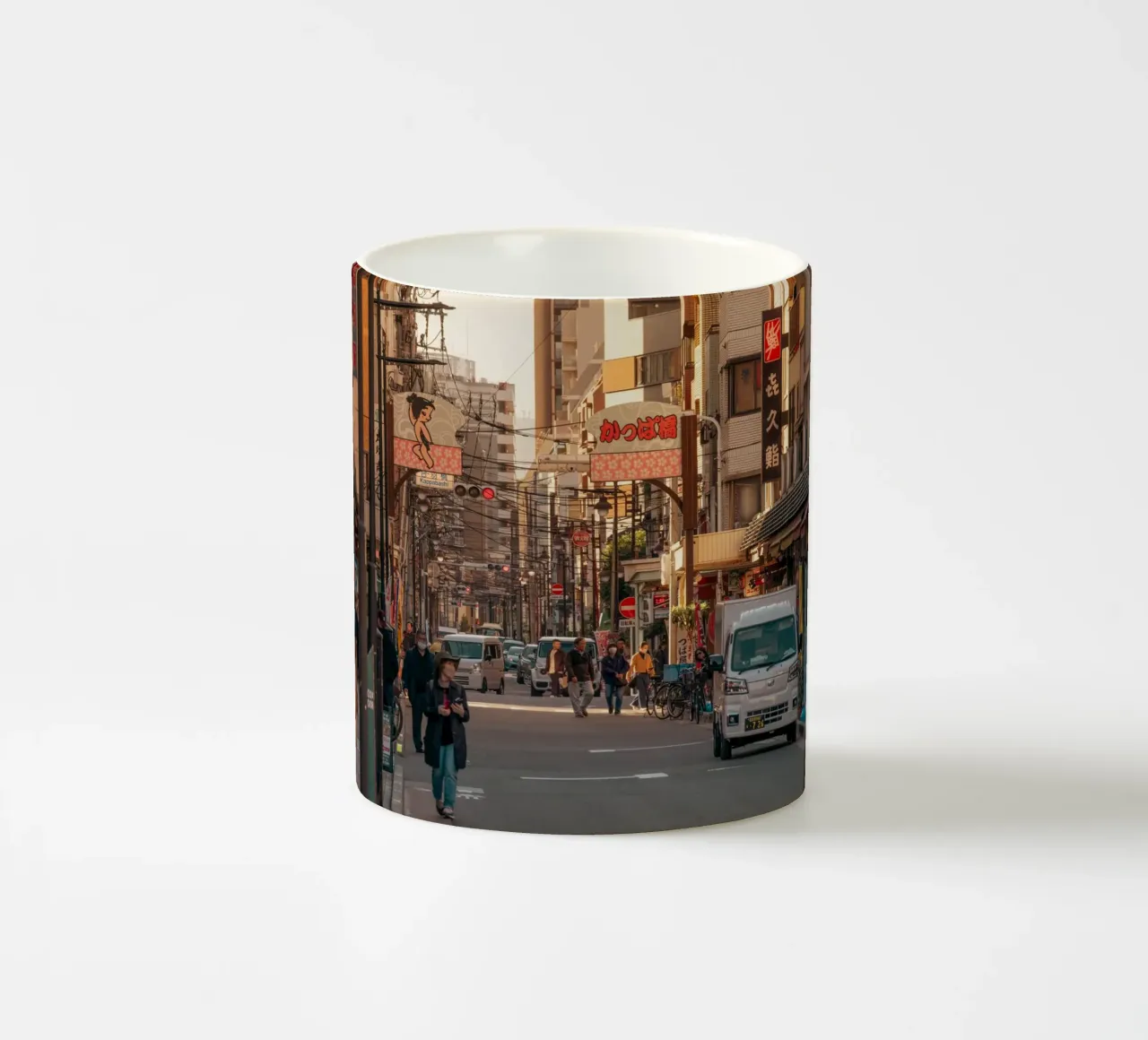 Coucher de soleil dans la rue Asakusa à Tokyo, Japon mug en céramique de Marcel Bisig