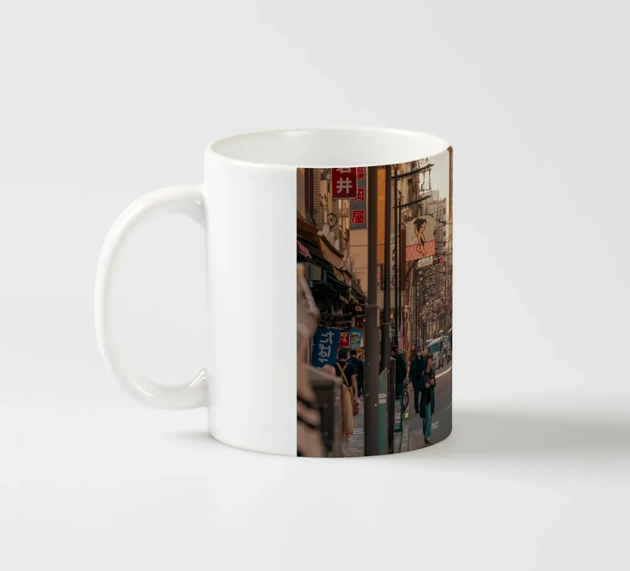 Coucher de soleil dans la rue Asakusa à Tokyo, Japon mug en céramique de Marcel Bisig