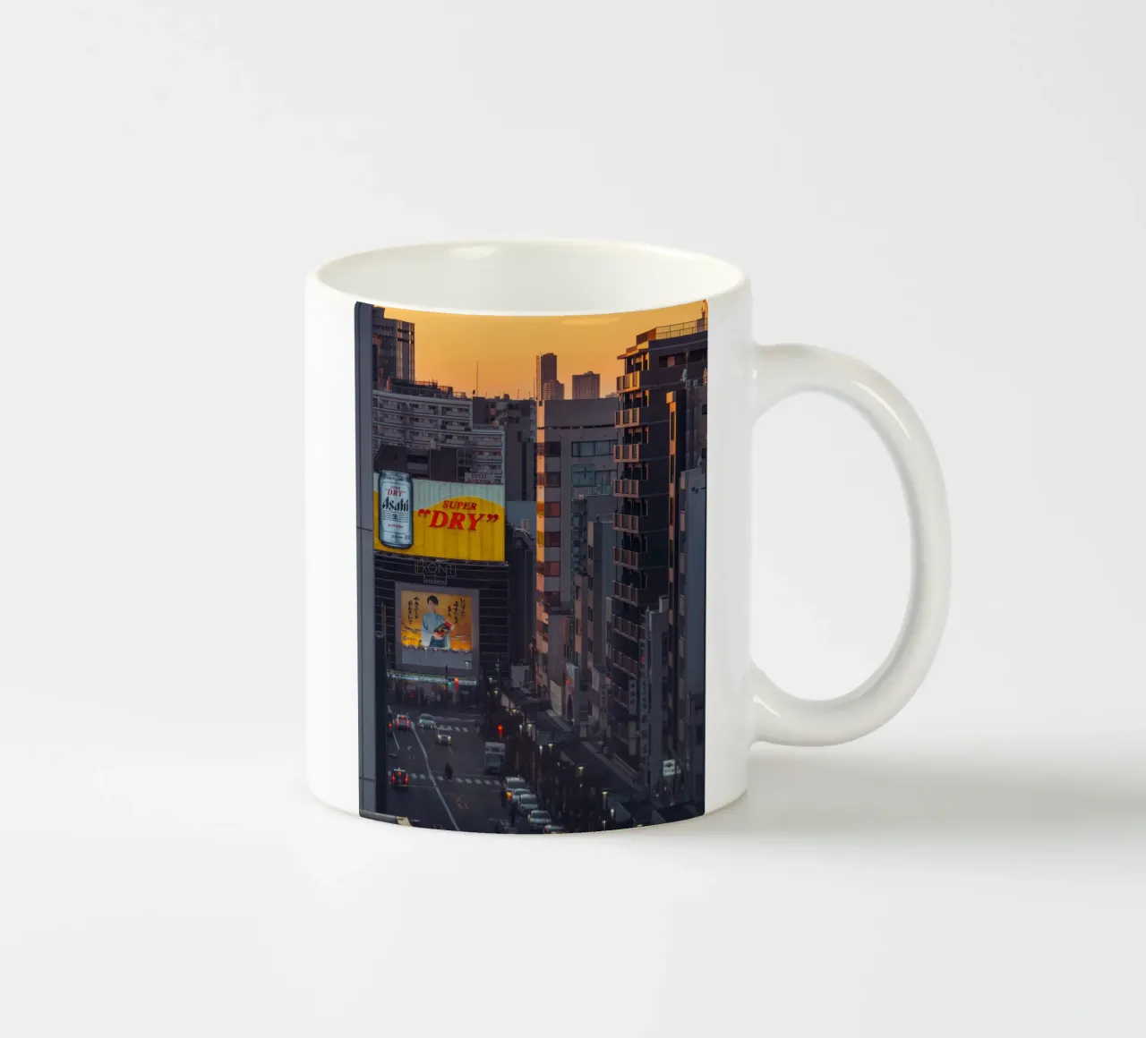 Tramonto in una strada di Asakusa tazza in ceramica da Marcel Bisig
