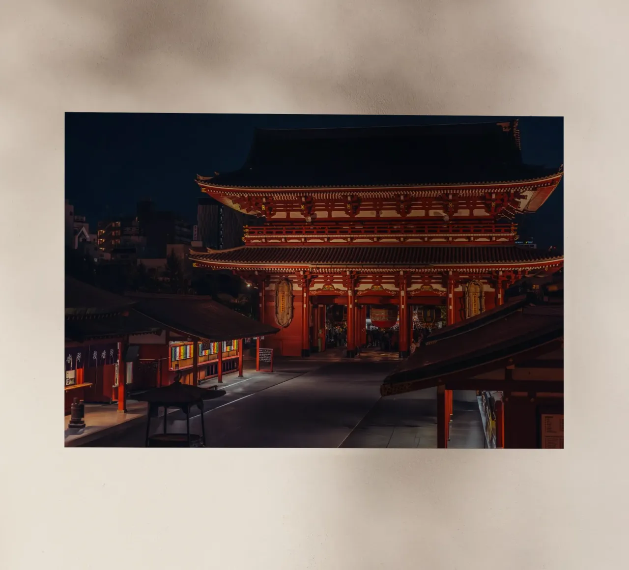 Tempio Sensoji di notte - Asakusa, Tokyo, Giappone pellicola backlit da Marcel Bisig