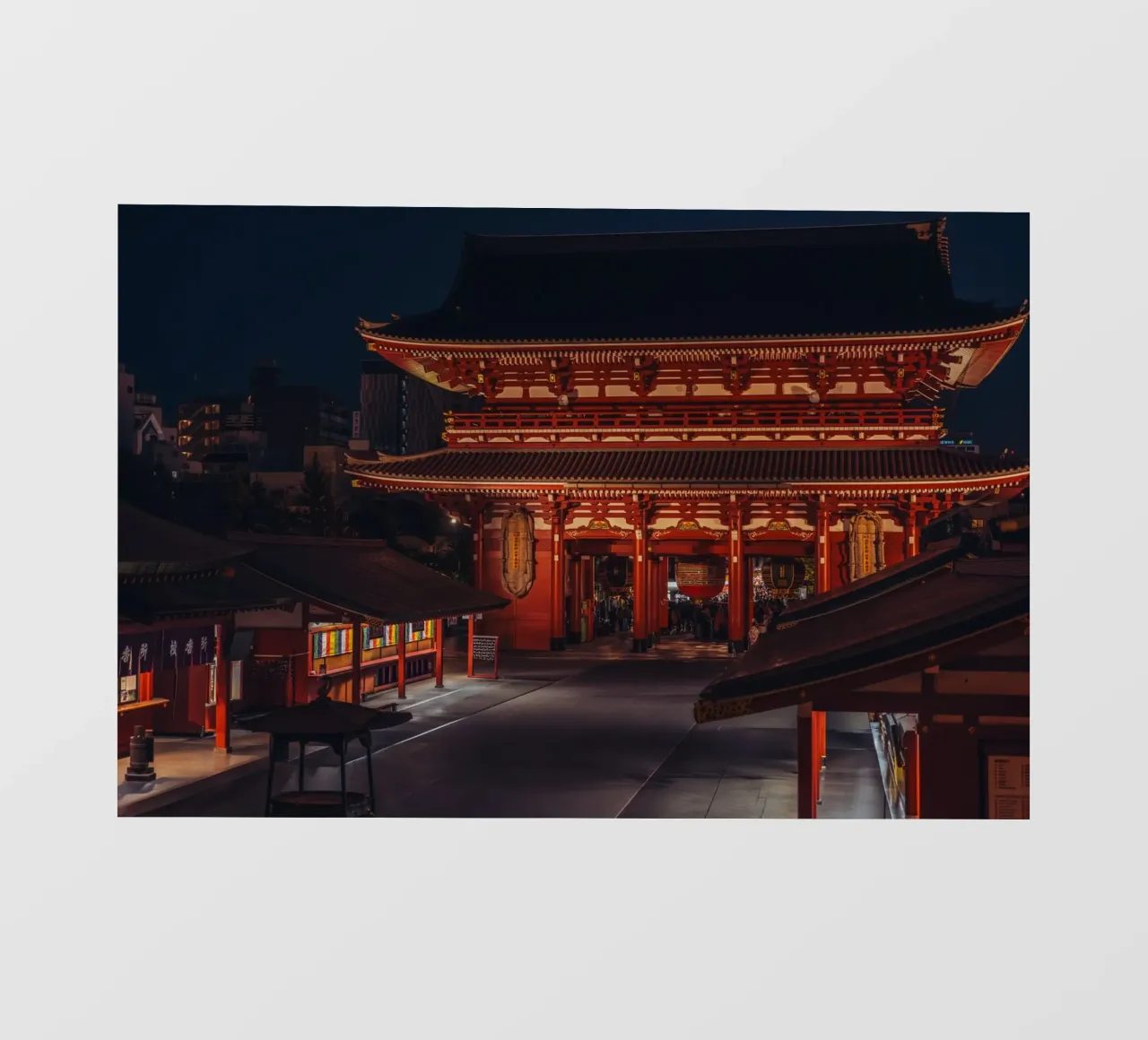 Tempio Sensoji di notte - Asakusa, Tokyo, Giappone pellicola backlit da Marcel Bisig