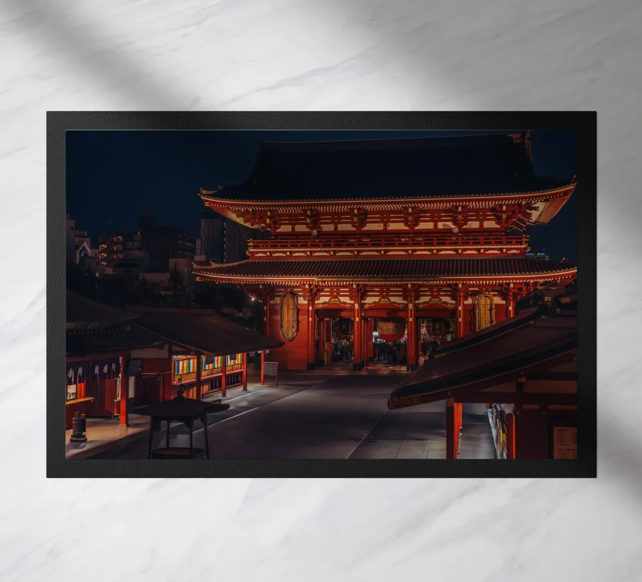 Tempio Sensoji di notte - Asakusa, Tokyo, Giappone zerbino da Marcel Bisig