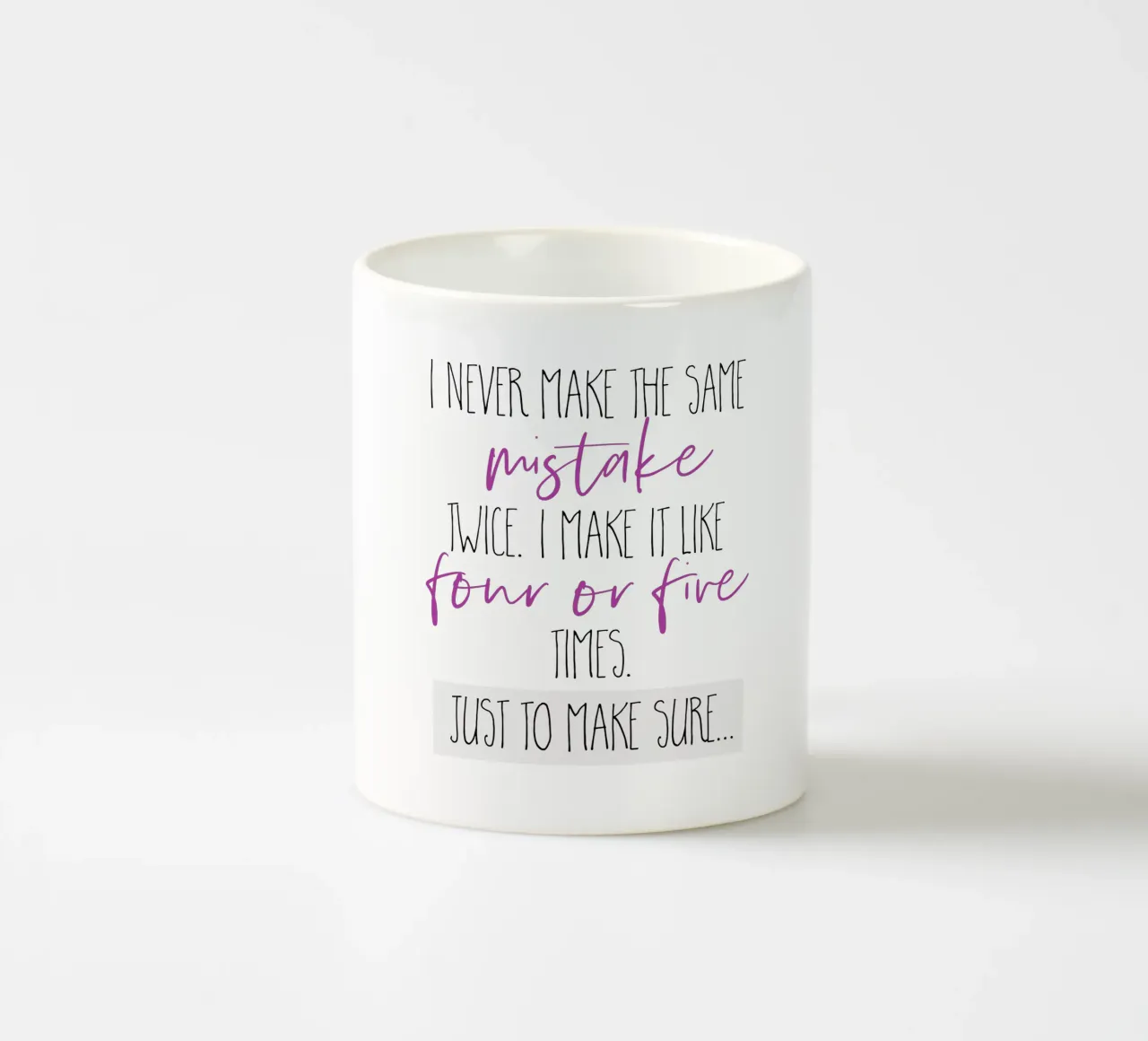 Non commetto mai due volte lo stesso errore. tazza in ceramica da Melanie Viola