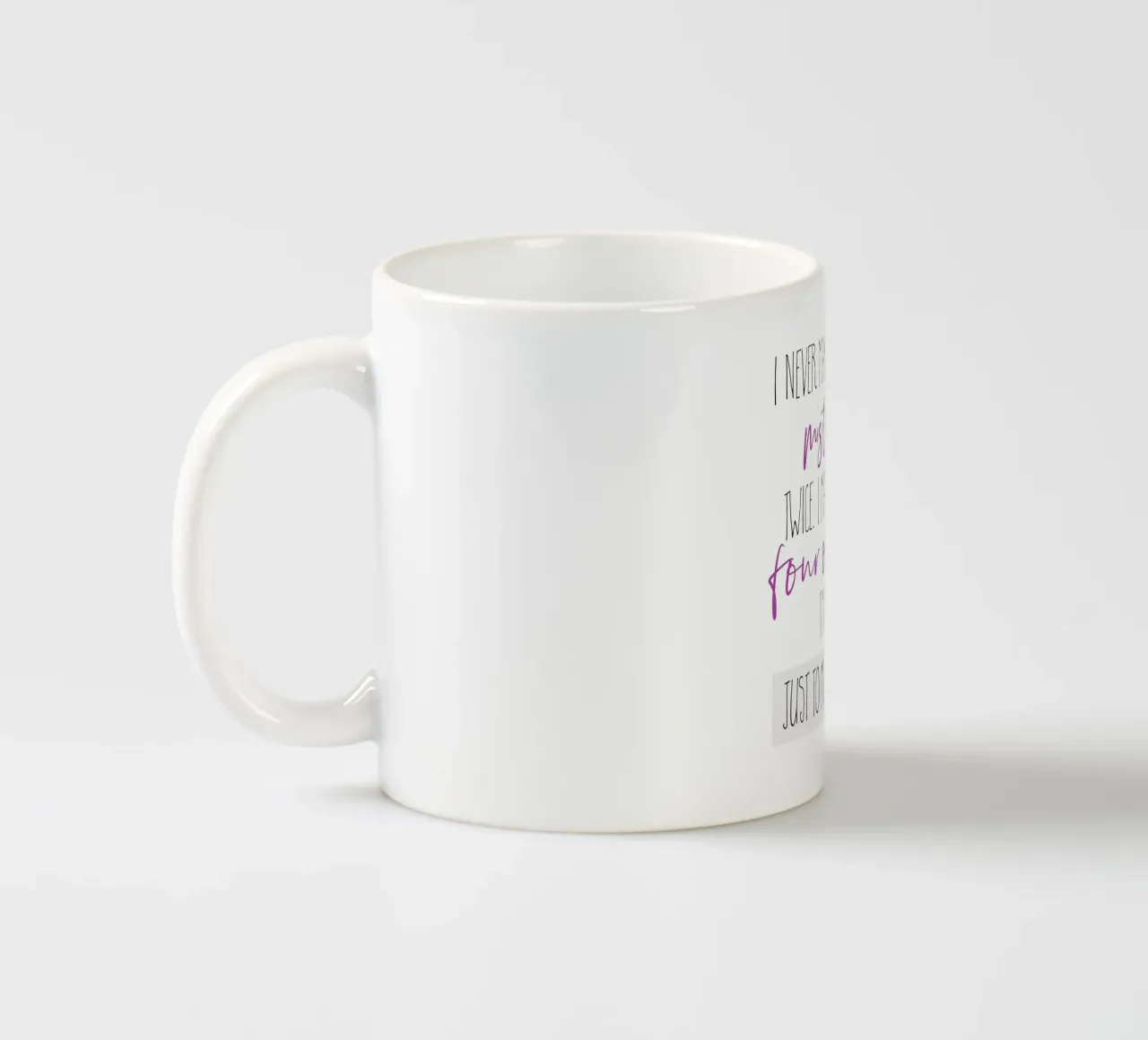 Non commetto mai due volte lo stesso errore. tazza in ceramica da Melanie Viola