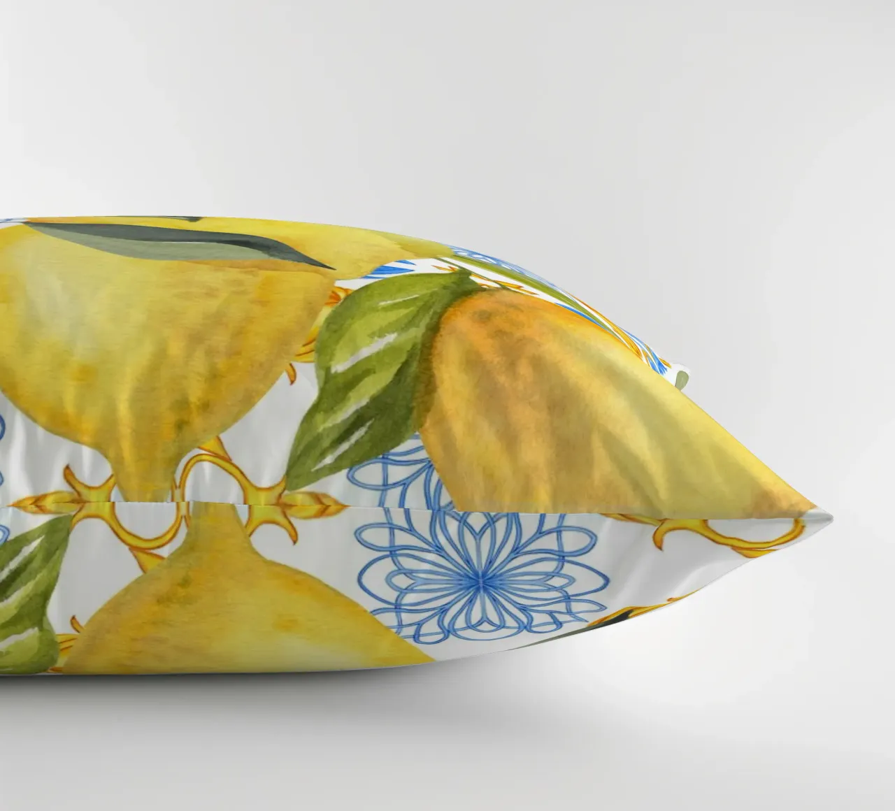 Lemon Mediterranean Tile Print cuscino da Bella Studio