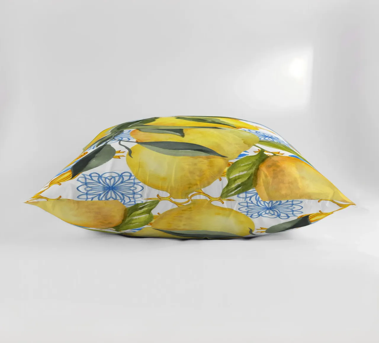 Lemon Mediterranean Tile Print cuscino da Bella Studio