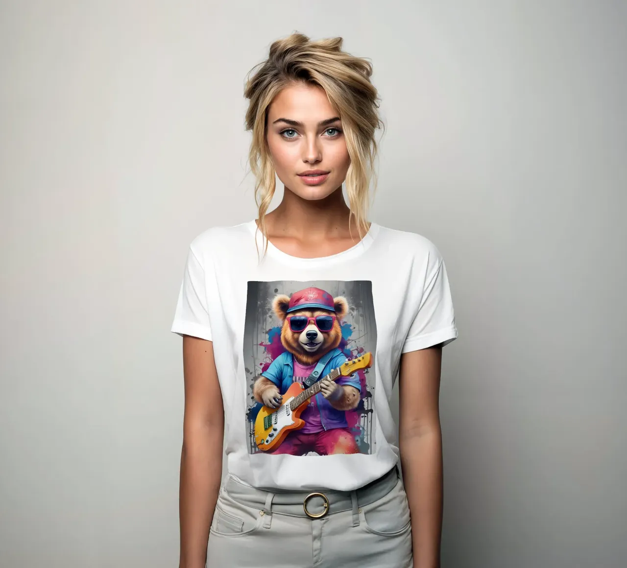 Rosa Bär spielt Gitarre Frauen T-Shirt von MakArena