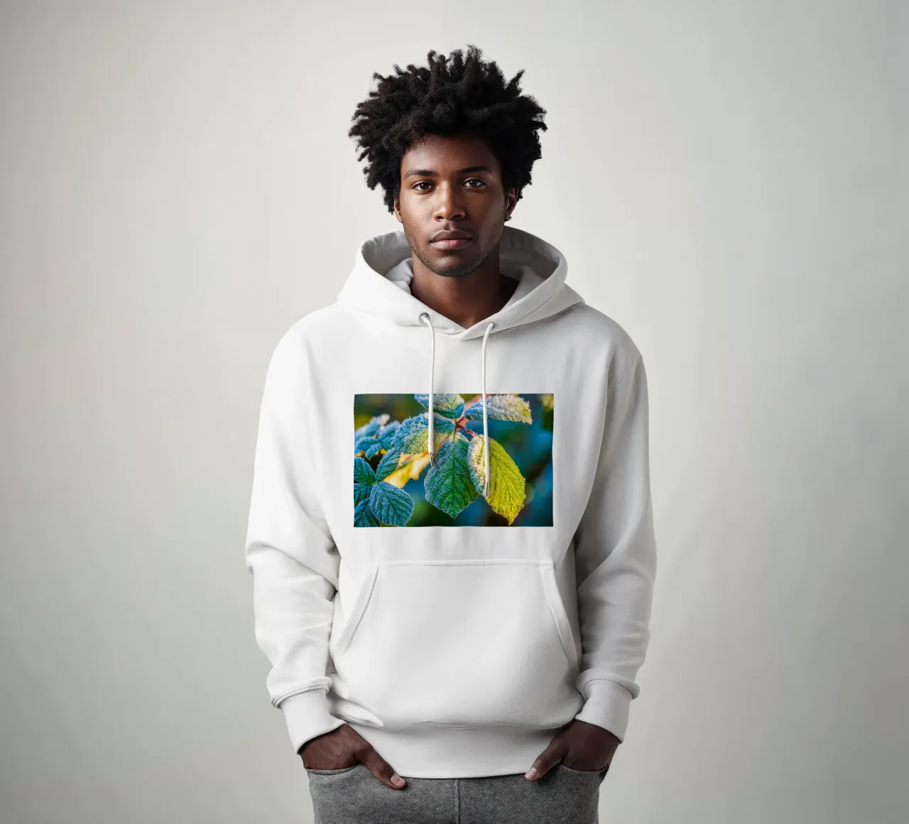 Foglie verdi di un cespuglio di more in inverno felpa con cappuccio da Marcus Beckert | Fotografie