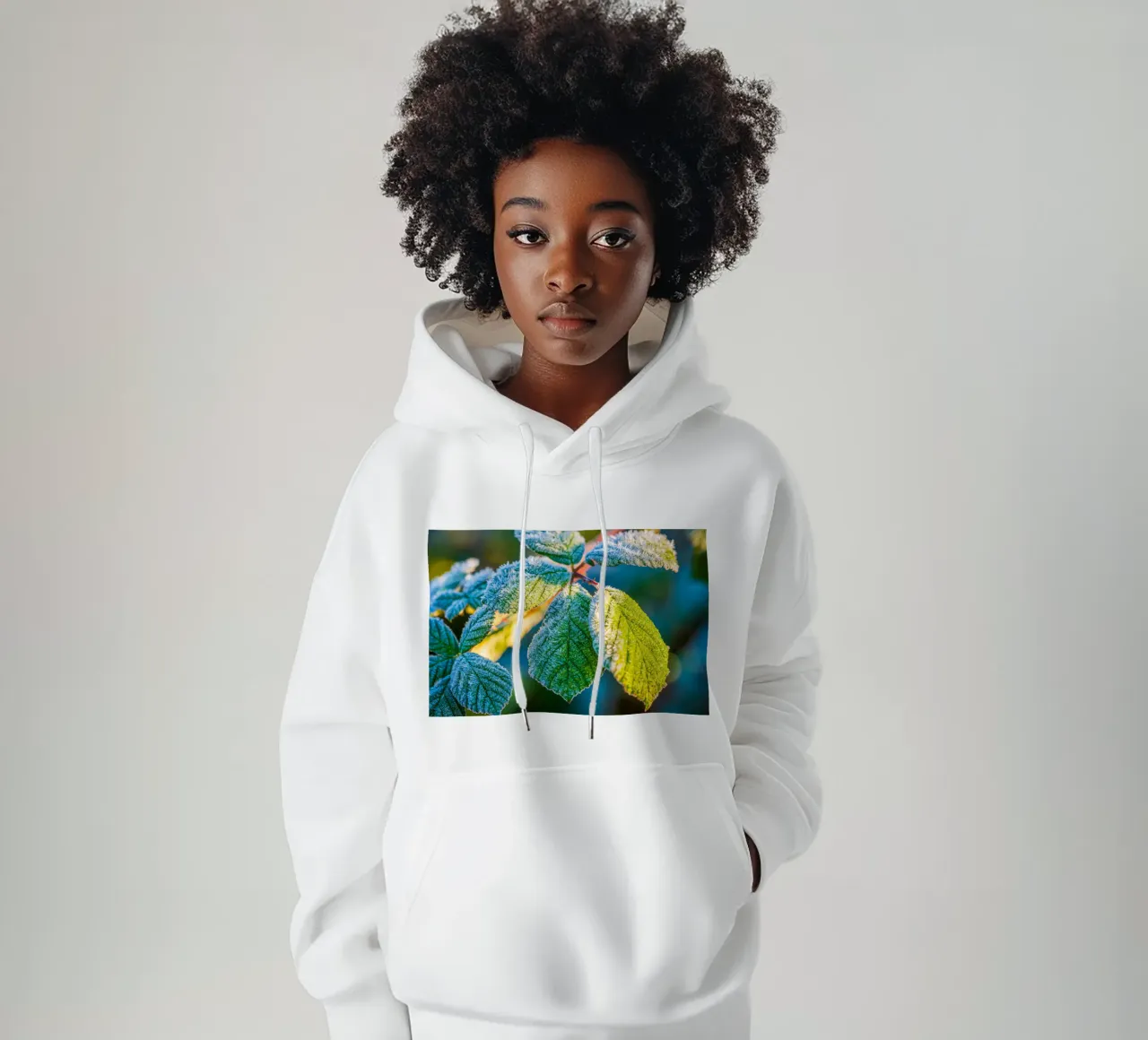 Foglie verdi di un cespuglio di more in inverno felpa con cappuccio da Marcus Beckert | Fotografie