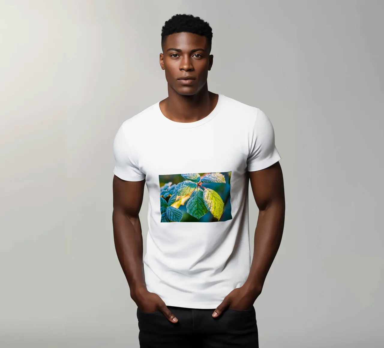 Foglie verdi di un cespuglio di more in inverno t-shirt da Marcus Beckert | Fotografie