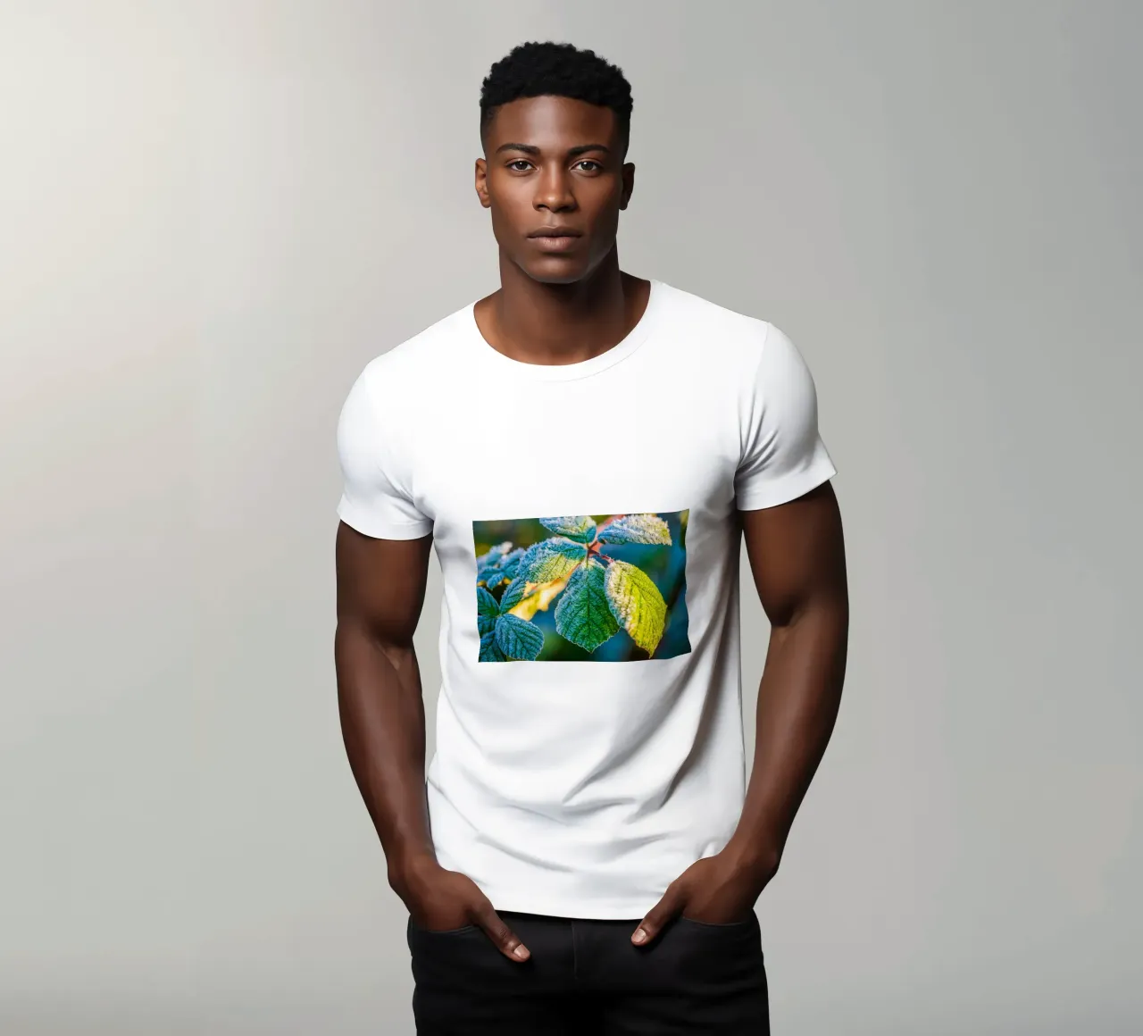 Foglie verdi di un cespuglio di more in inverno t-shirt da Marcus Beckert | Fotografie