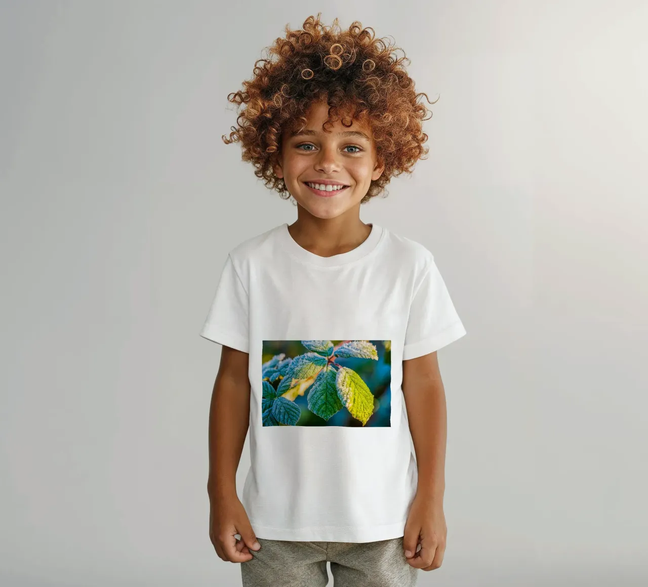 Foglie verdi di un cespuglio di more in inverno t-shirt bambini da Marcus Beckert | Fotografie