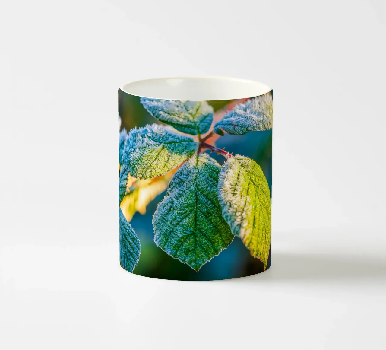 Foglie verdi di un cespuglio di more in inverno tazza in ceramica da Marcus Beckert | Fotografie