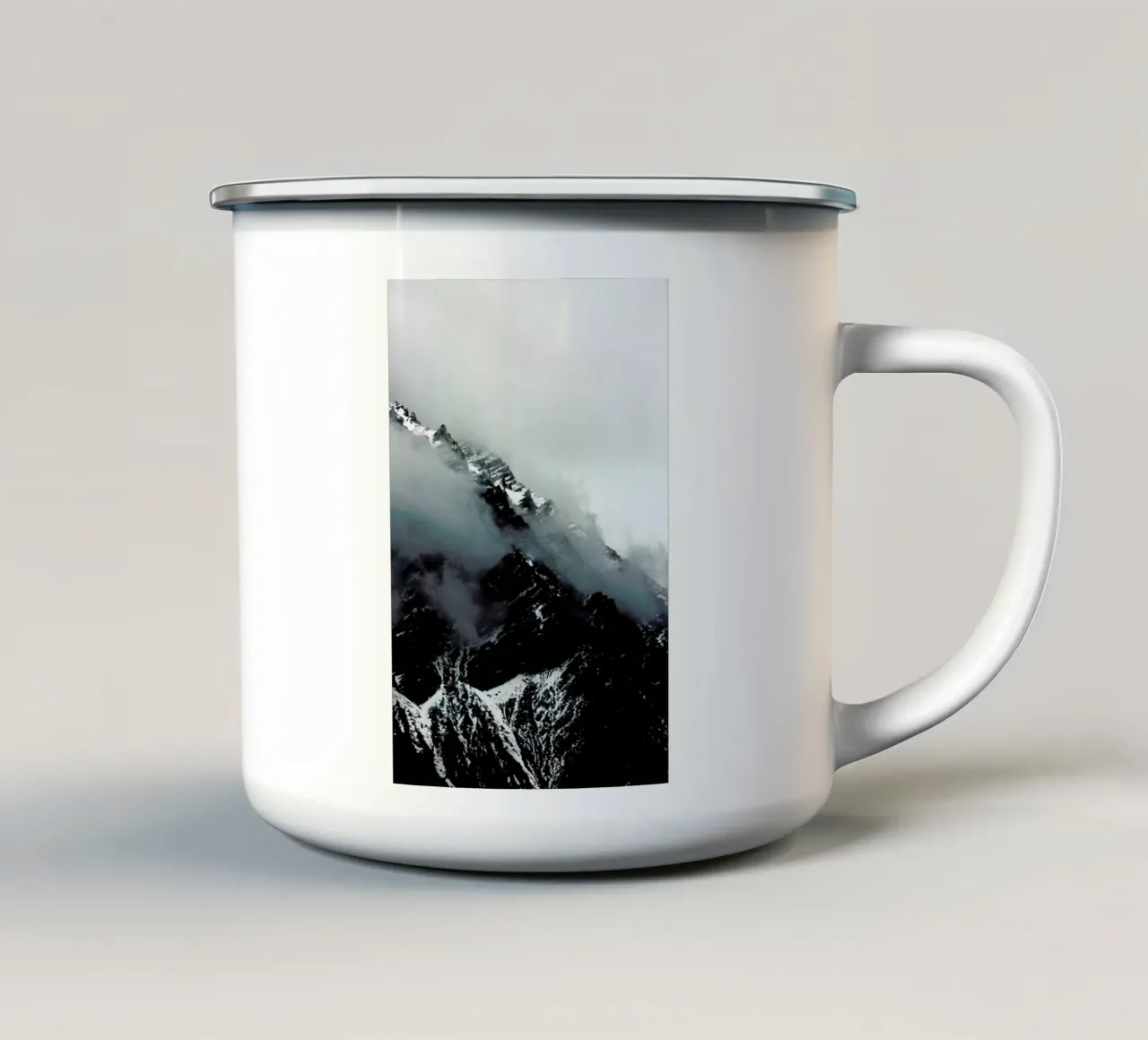 Misty Mountains tazza in smalto da Laura Palm