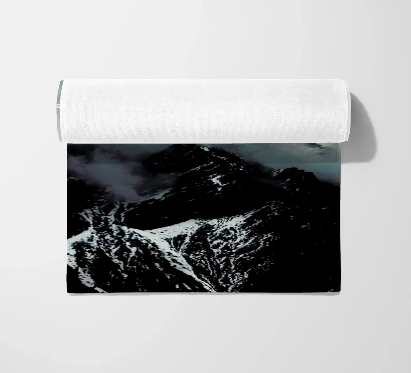 Misty Mountains telo mare da Laura Palm
