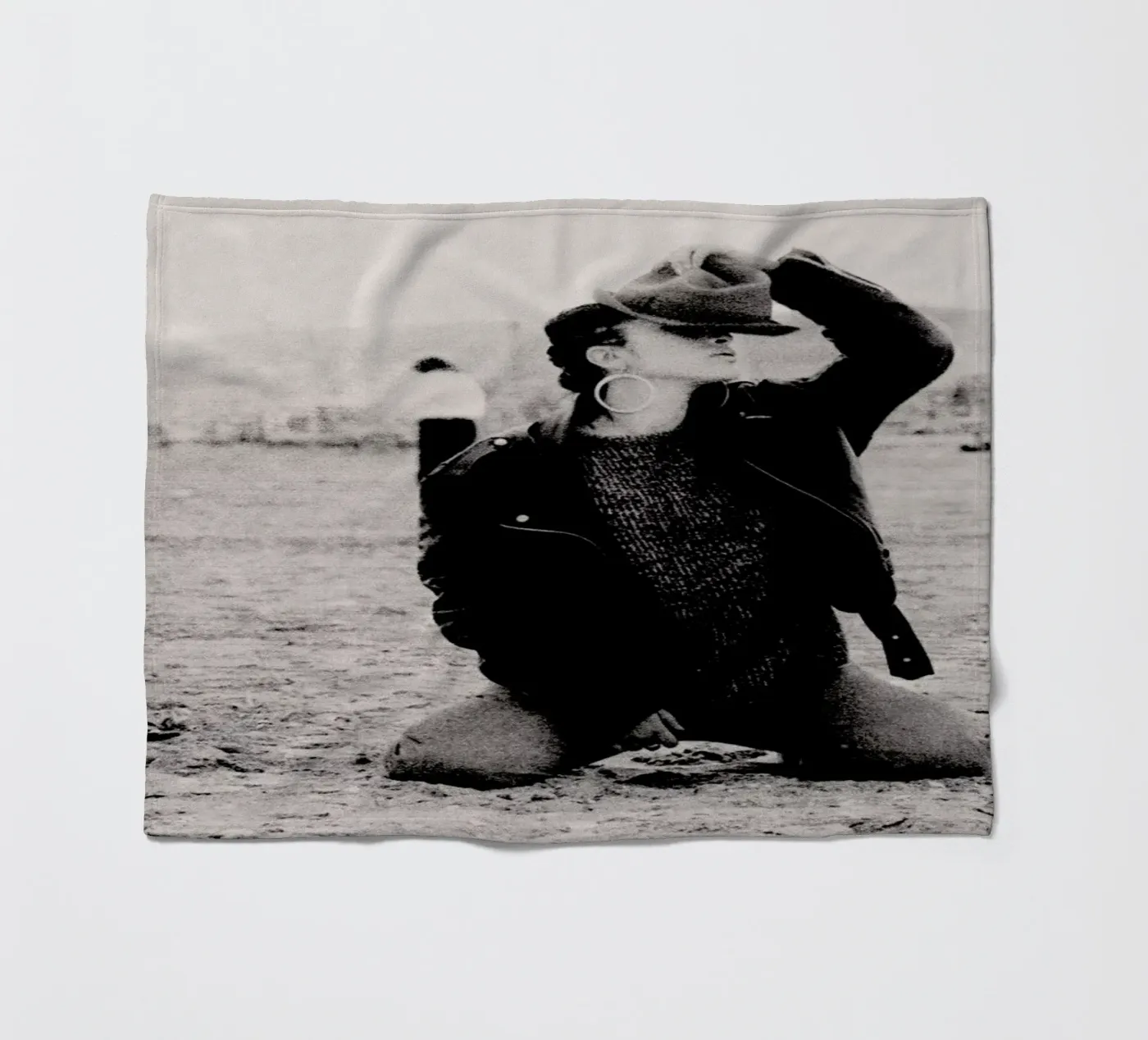 Not Afraid But Fleecedecke von Sophie Etchart