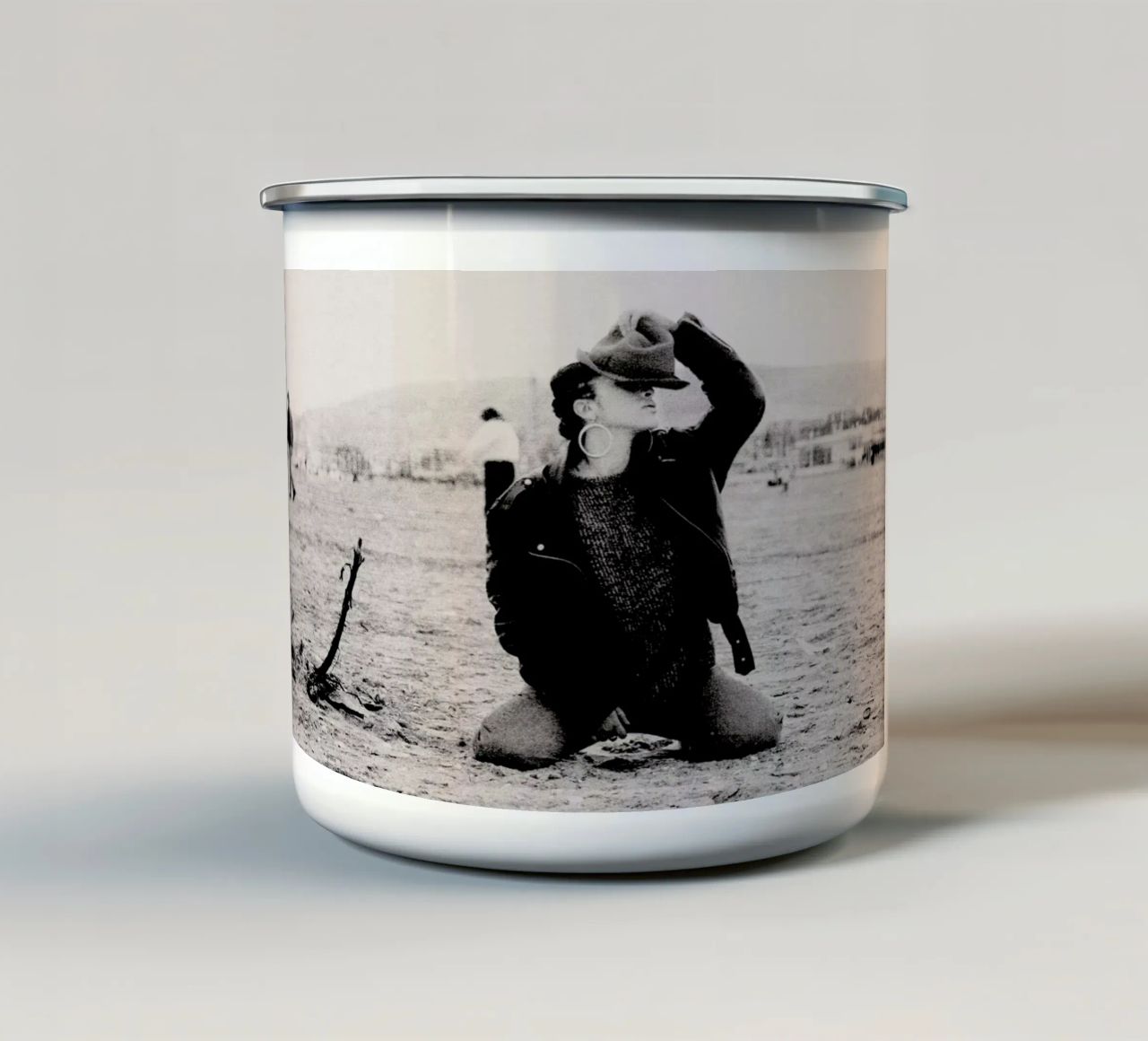 Not Afraid But tazza in smalto da Sophie Etchart