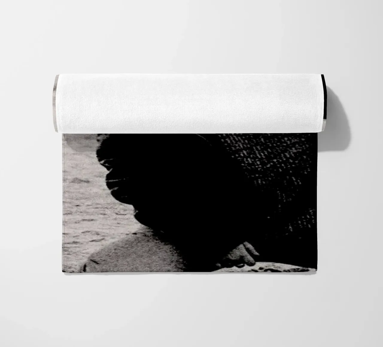 Not Afraid But Strandtuch von Sophie Etchart