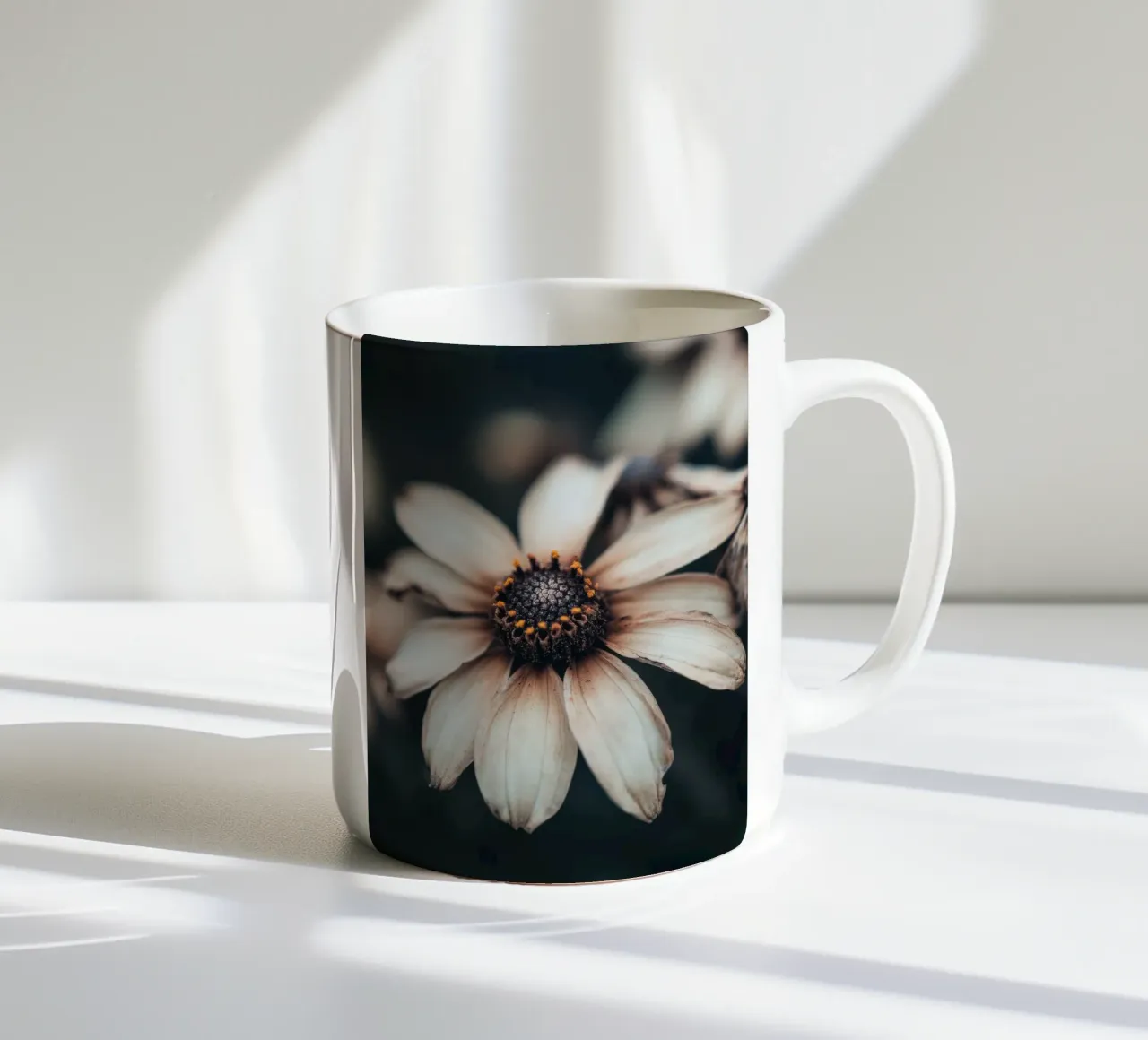 Primo piano di un fiore tazza in ceramica da Imagine