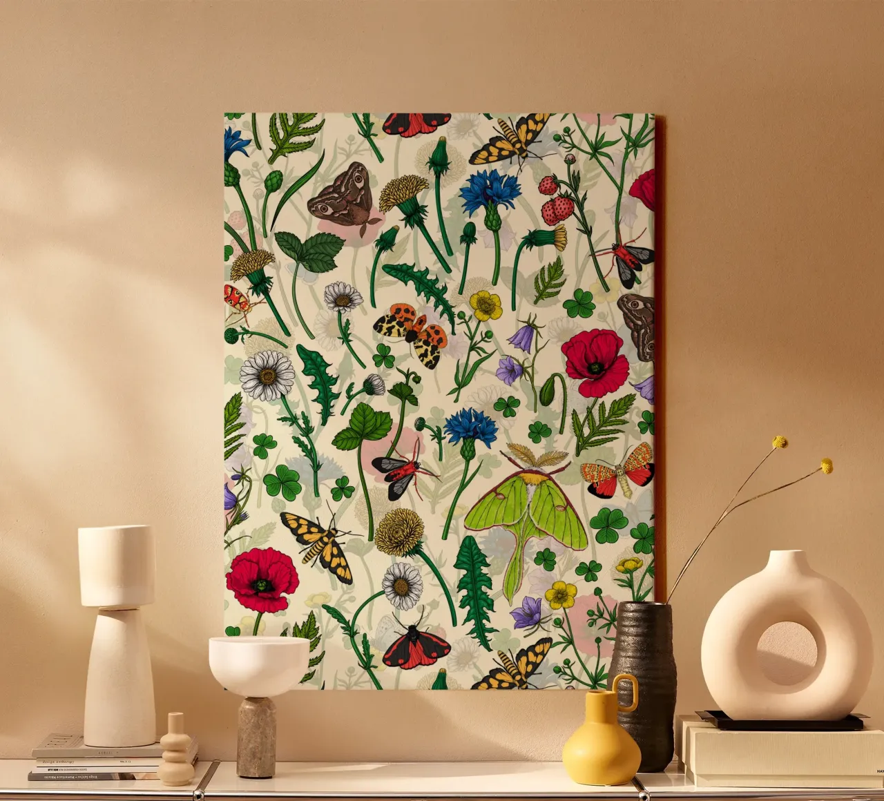 Wilde bloemen en motten canvas met Baklijst van Painted Nature
