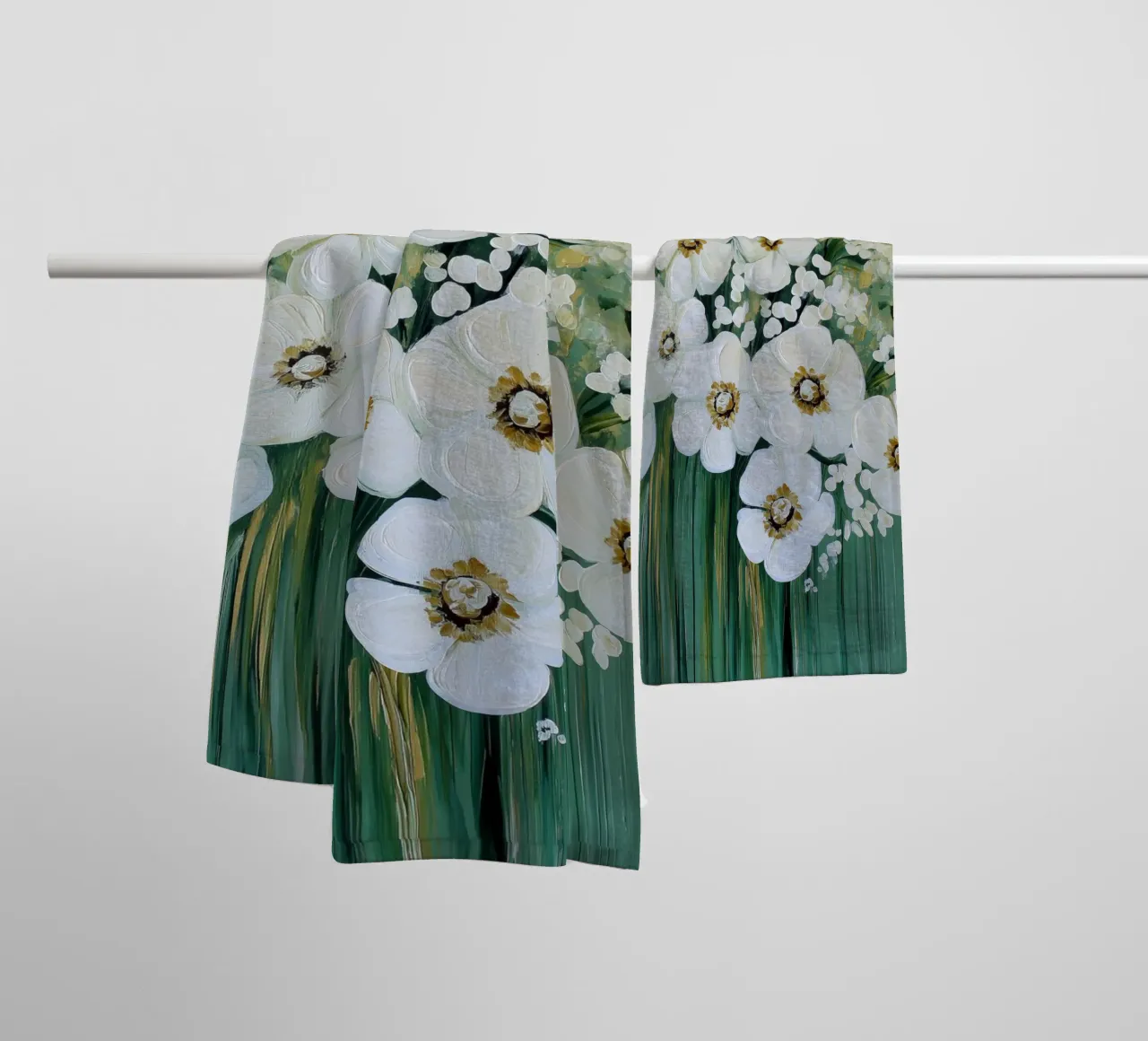 I fiori bianchi con sfondo verde asciugamano da bagno da Imagine