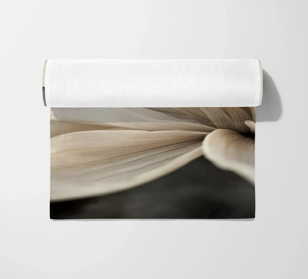 Un fiore beige telo mare da Imagine