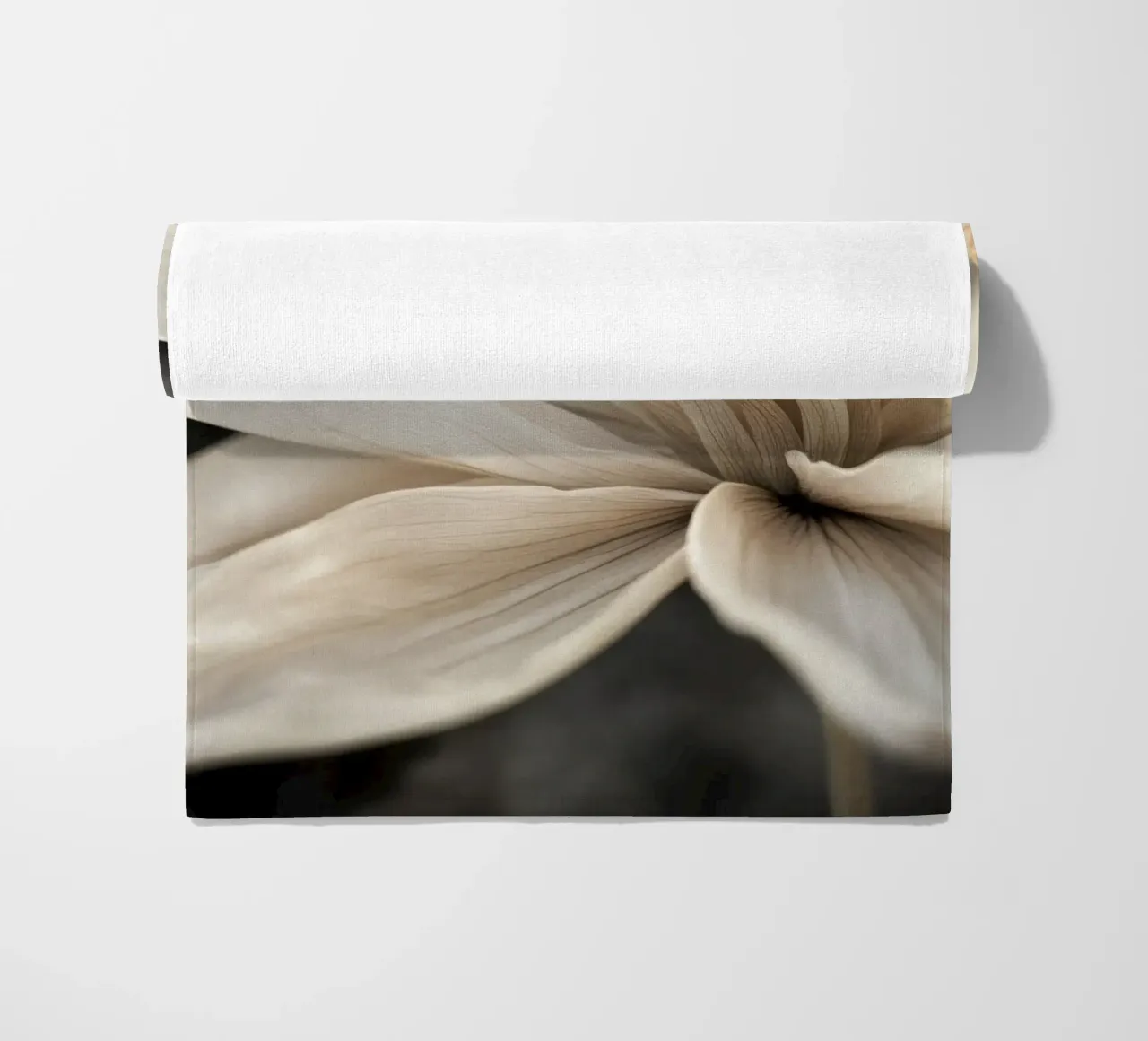 Un fiore beige telo mare da Imagine