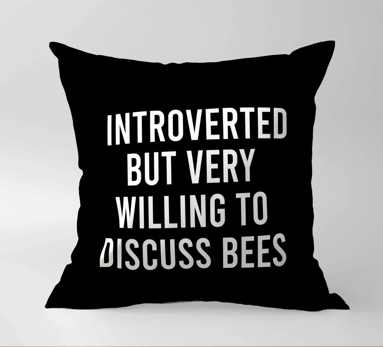 Introverted but very willing to discuss bees Kissen von happieeagle
