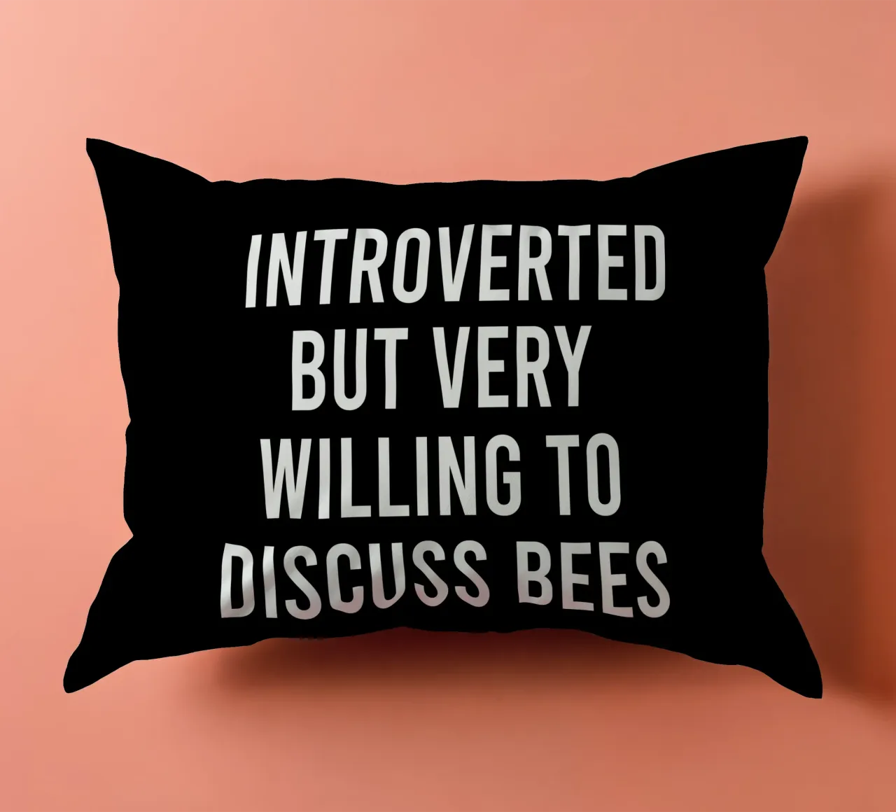 Introverted but very willing to discuss bees Kissen von happieeagle