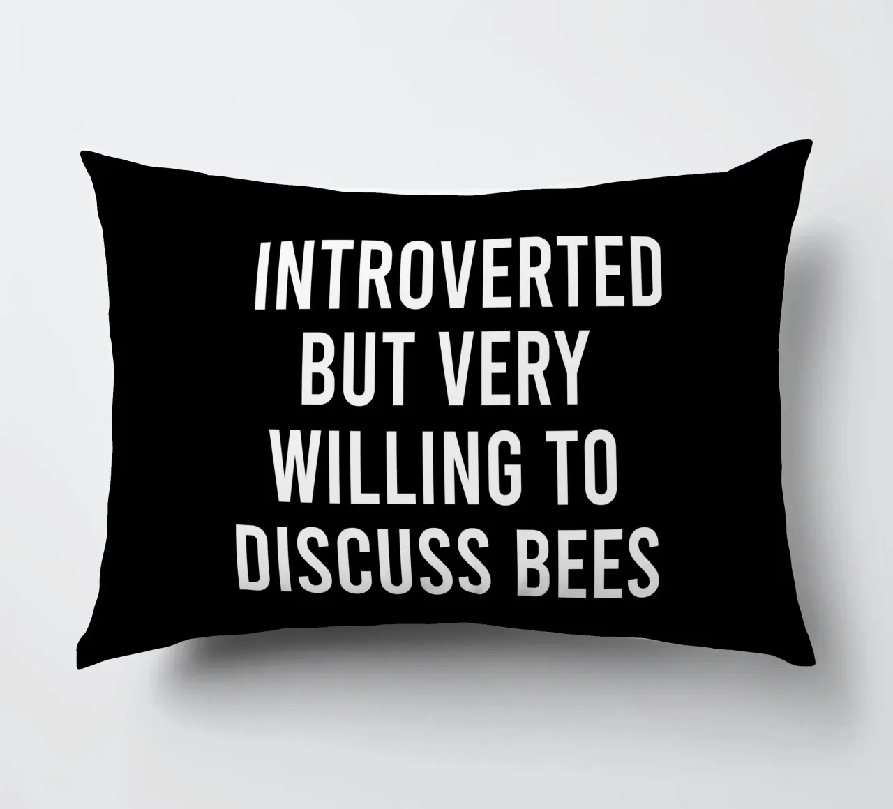 Introverted but very willing to discuss bees Kissen von happieeagle