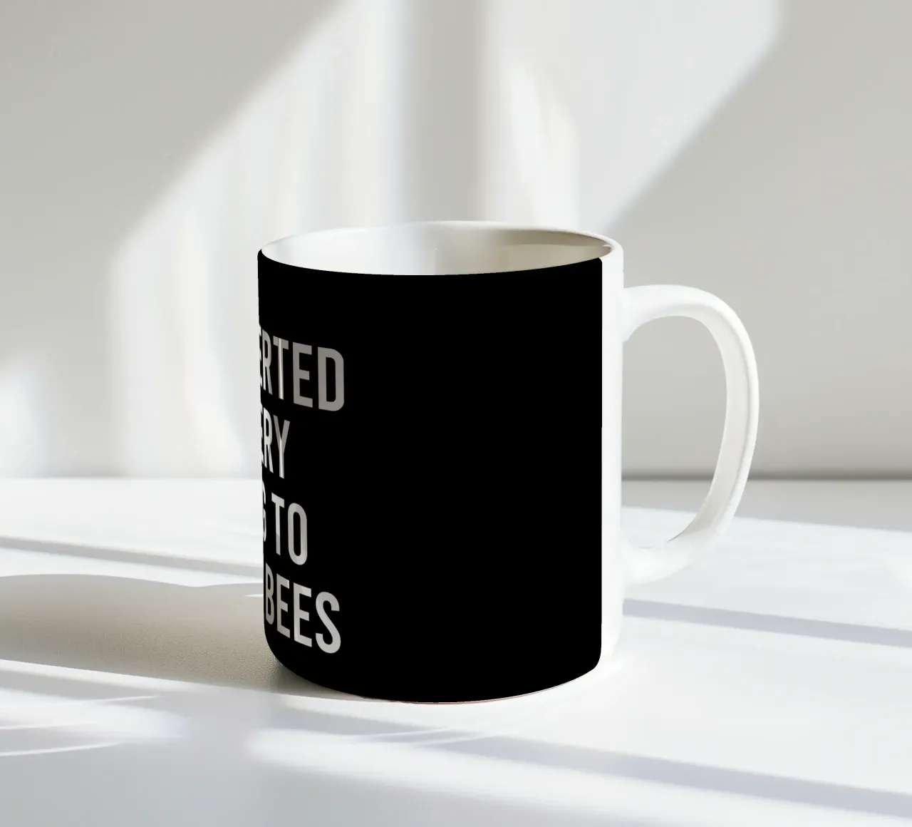 Introverted but very willing to discuss bees mug en céramique de happieeagle