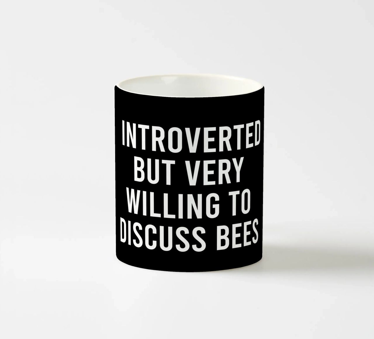 Introverted but very willing to discuss bees tazza in ceramica da happieeagle