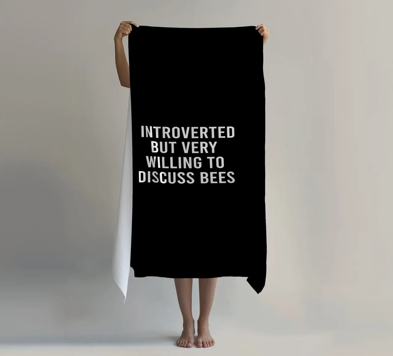 Introverted but very willing to discuss bees Strandtuch von happieeagle