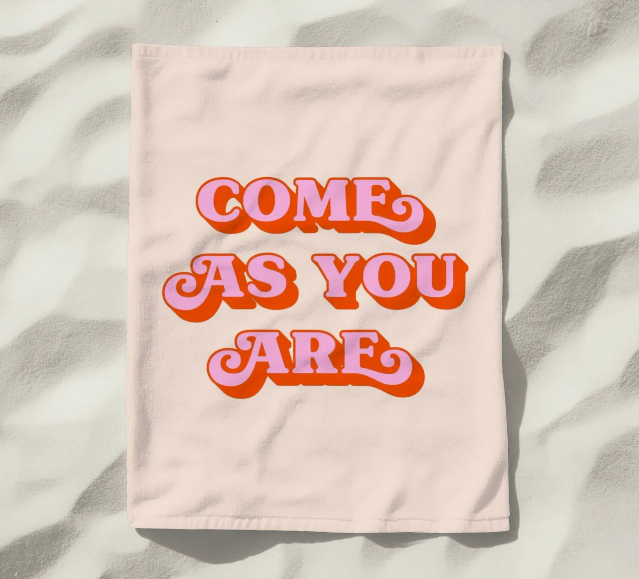 Kom zoals je bent (Roze en perzikkleur) strandhanddoek van Paigaam Studio